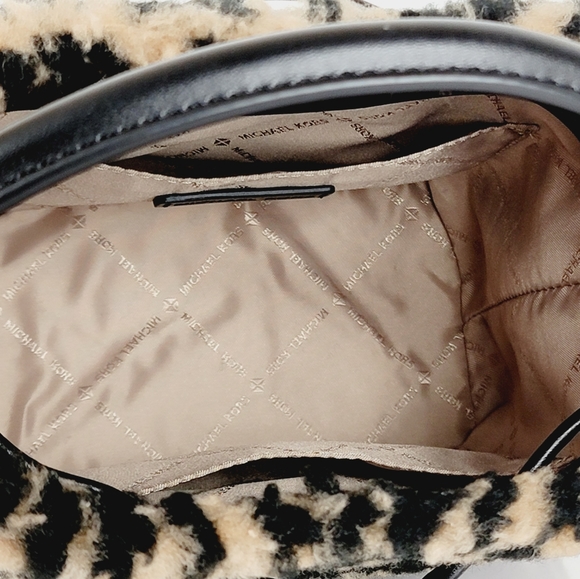 Michael Kors Suri Bucket Logo SM Crossbody - Picture 5 of 8